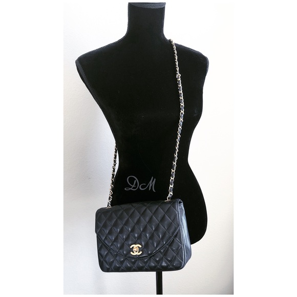 TRADED Authentic Vintage Chanel Bag - Picture 2 of 7